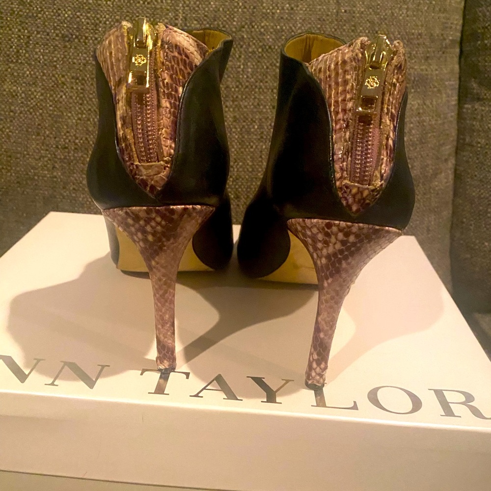 Ann Taylor Natasha peep toe Shootie size 9, black with snake print